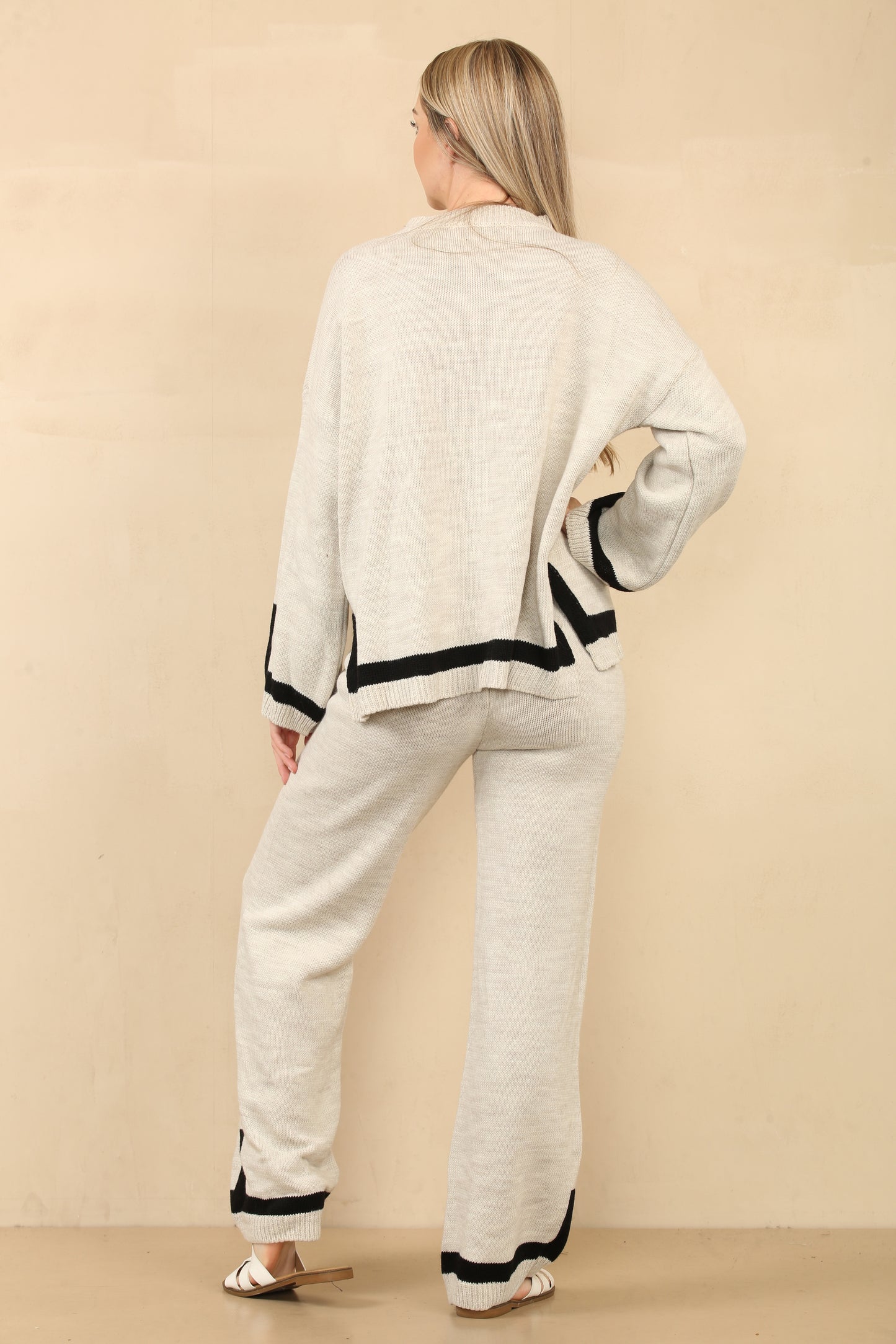 Ensemble de détente en tricot chic et confortable avec des détails de bordure blanche élégants, comprenant un pull à coupe décontractée et un pantalon à jambe large, parfait pour une tenue décontractée. Ref-2738
