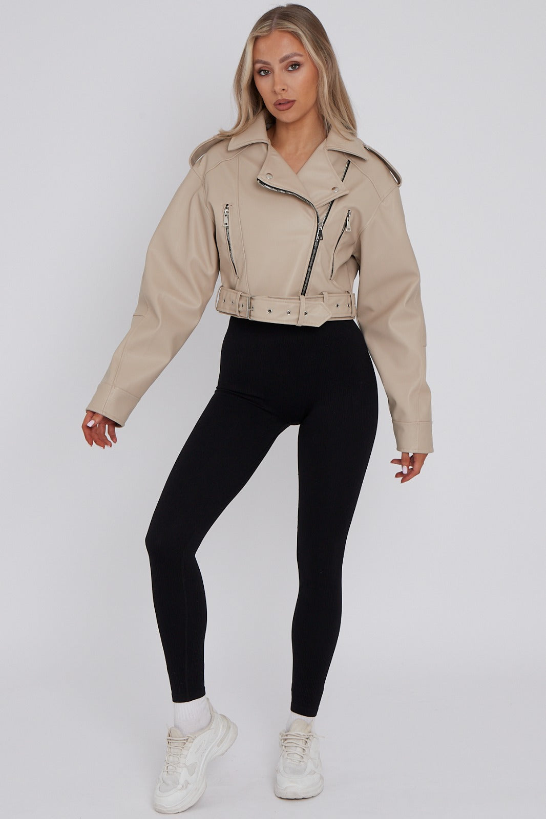 Veste courte classique en similicuir noir avec détails zippés et ceinture réglable Ref-1666