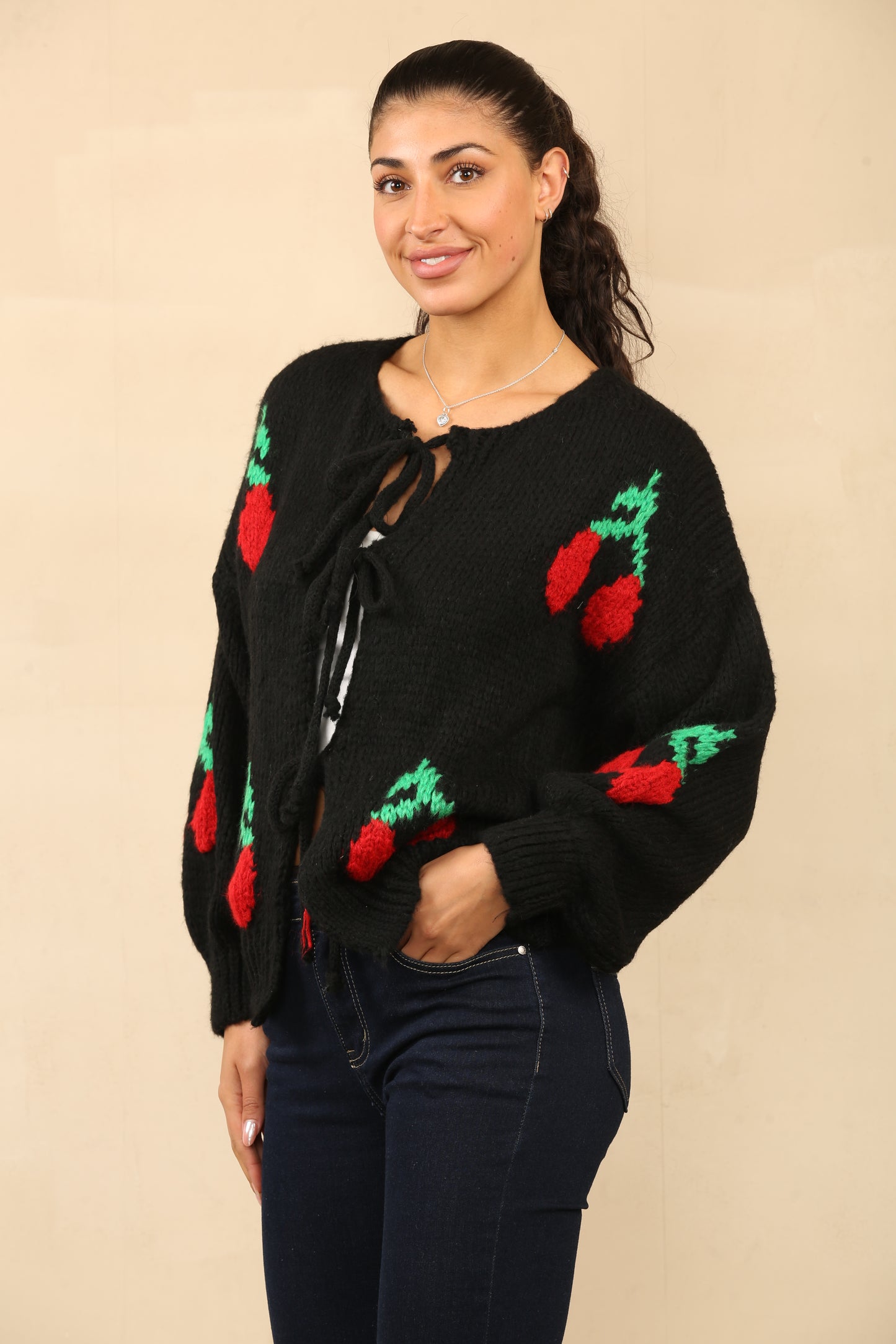 Pulls Cardigan en tricot confortable avec des accents floraux rouges et des détails de cravate sur le devant Réf 24-559