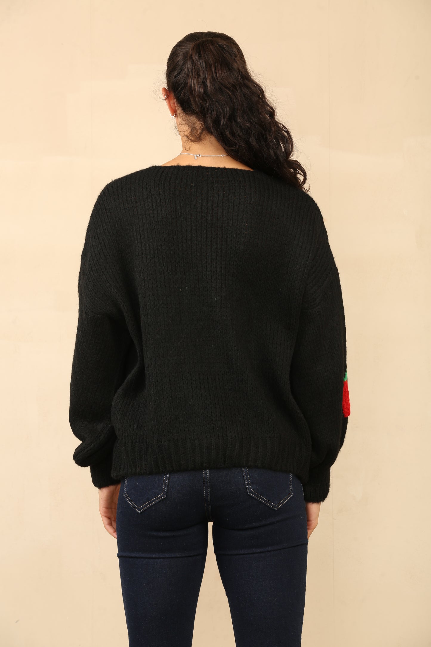 Pulls Cardigan en tricot confortable avec des accents floraux rouges et des détails de cravate sur le devant Réf 24-559