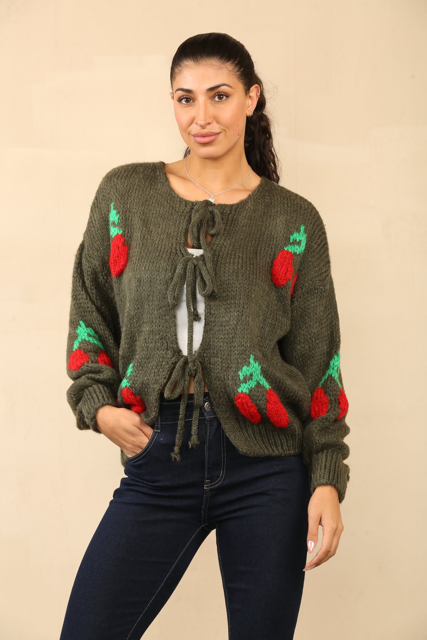 Pulls Cardigan en tricot confortable avec des accents floraux rouges et des détails de cravate sur le devant Réf 24-559