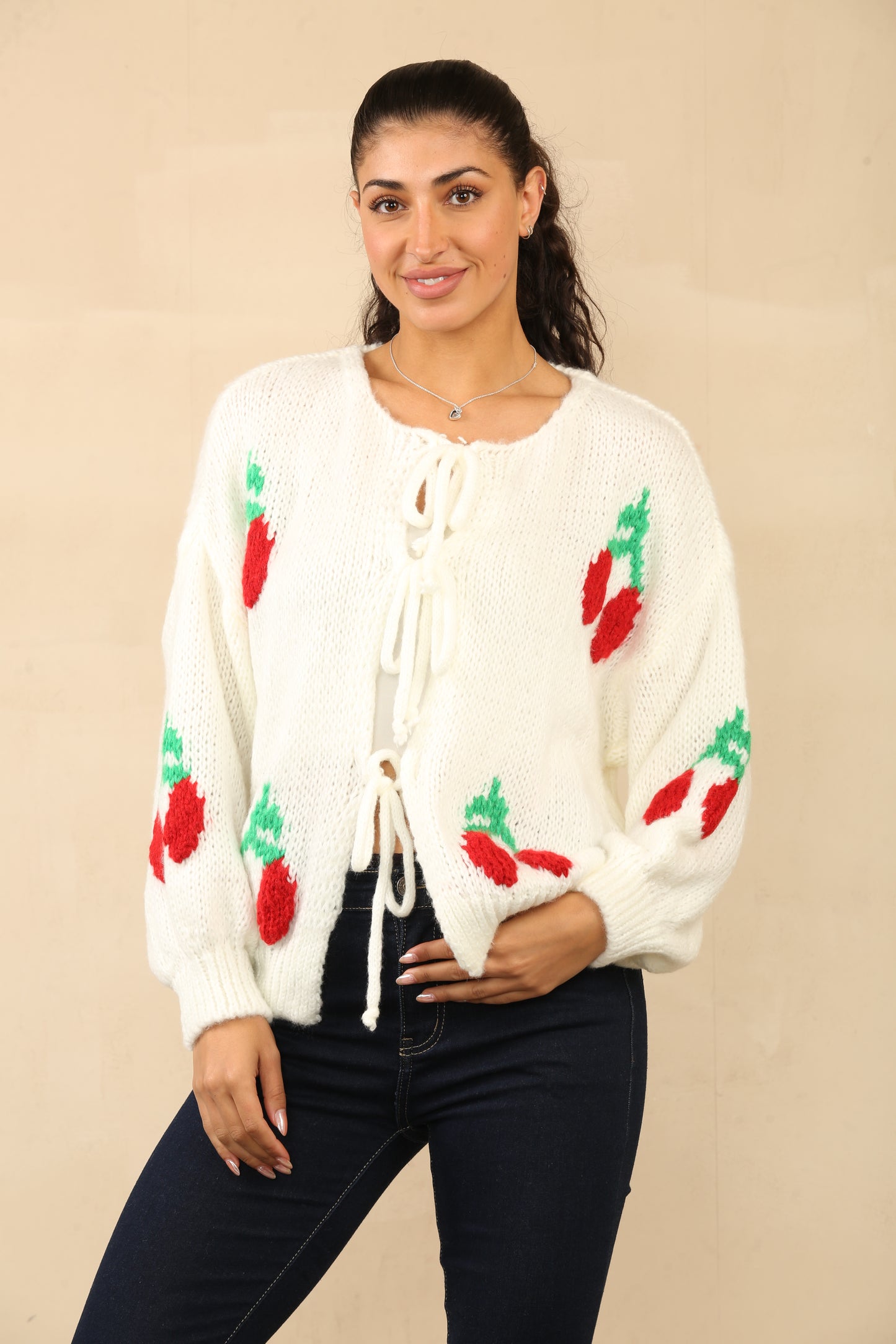 Pulls Cardigan en tricot confortable avec des accents floraux rouges et des détails de cravate sur le devant Réf 24-559