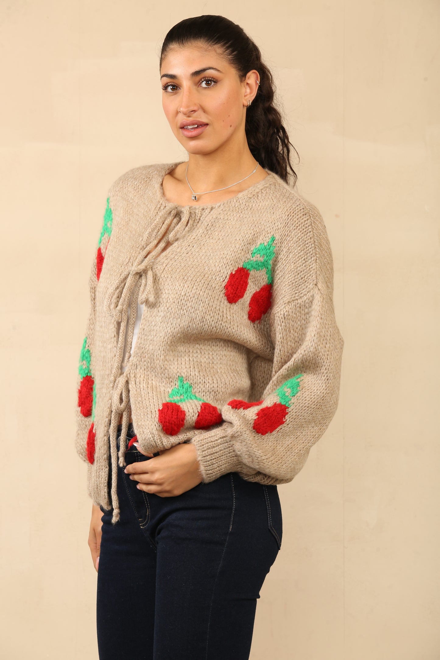 Pulls Cardigan en tricot confortable avec des accents floraux rouges et des détails de cravate sur le devant Réf 24-559