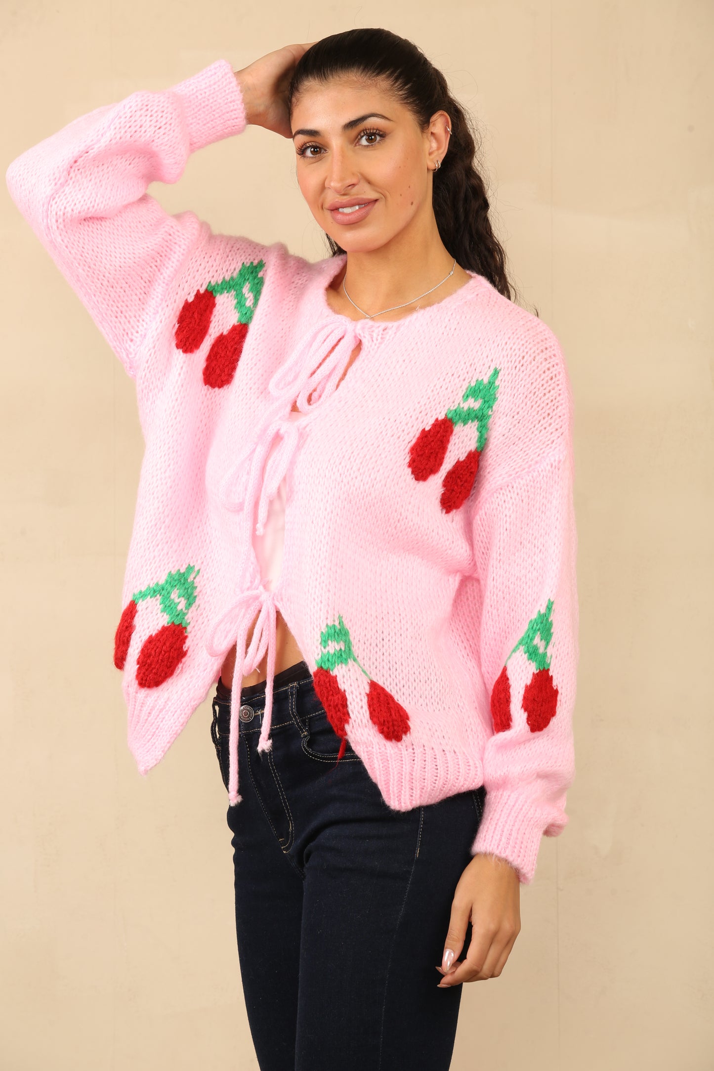 Pulls Cardigan en tricot confortable avec des accents floraux rouges et des détails de cravate sur le devant Réf 24-559