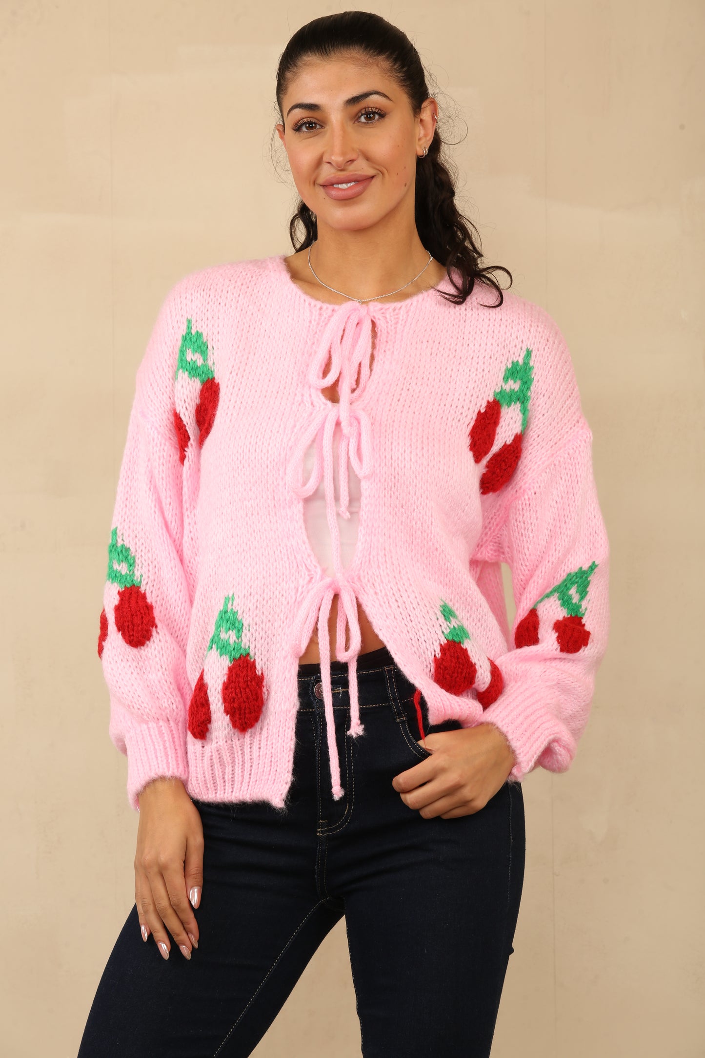 Pulls Cardigan en tricot confortable avec des accents floraux rouges et des détails de cravate sur le devant Réf 24-559