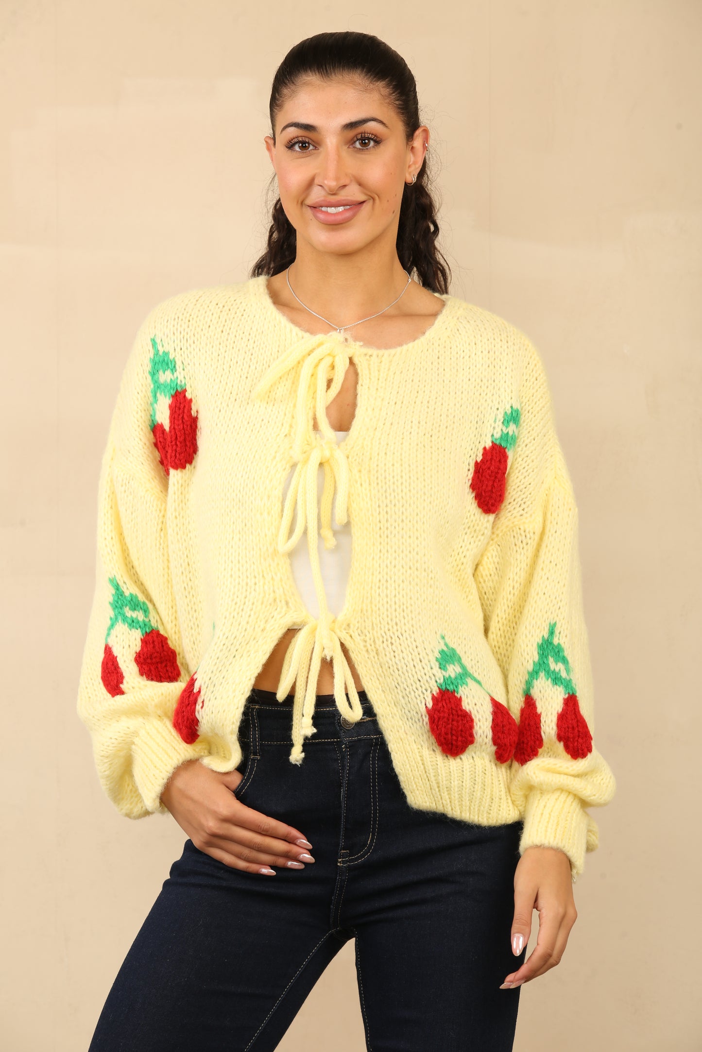 Pulls Cardigan en tricot confortable avec des accents floraux rouges et des détails de cravate sur le devant Réf 24-559