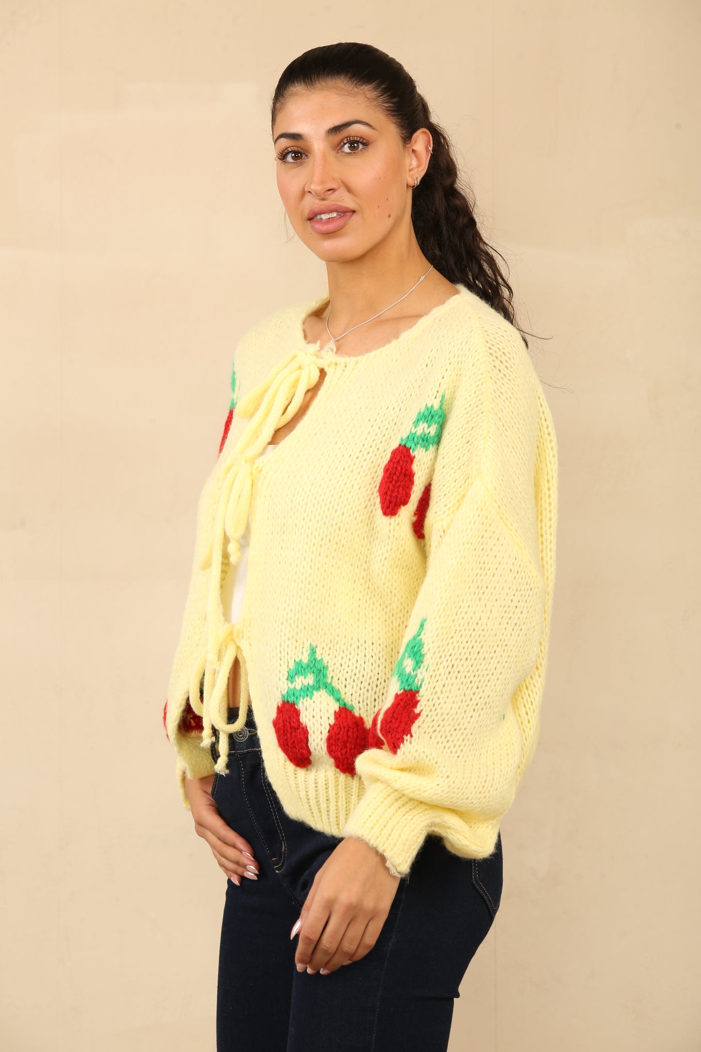 Pulls Cardigan en tricot confortable avec des accents floraux rouges et des détails de cravate sur le devant Réf 24-559