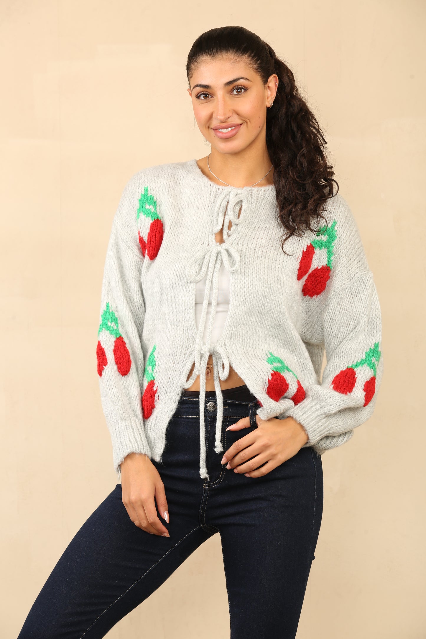 Pulls Cardigan en tricot confortable avec des accents floraux rouges et des détails de cravate sur le devant Réf 24-559