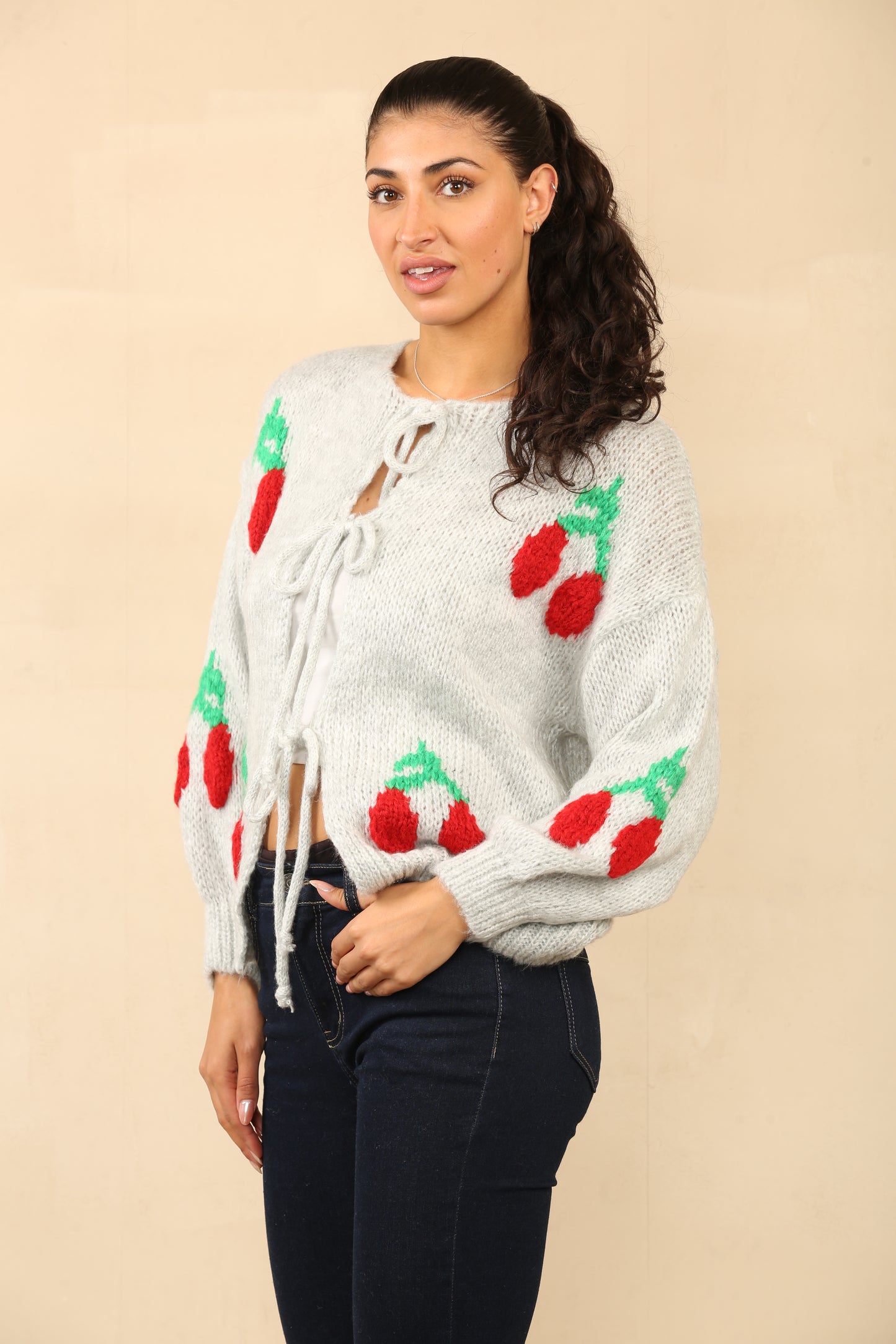 Pulls Cardigan en tricot confortable avec des accents floraux rouges et des détails de cravate sur le devant Réf 24-559