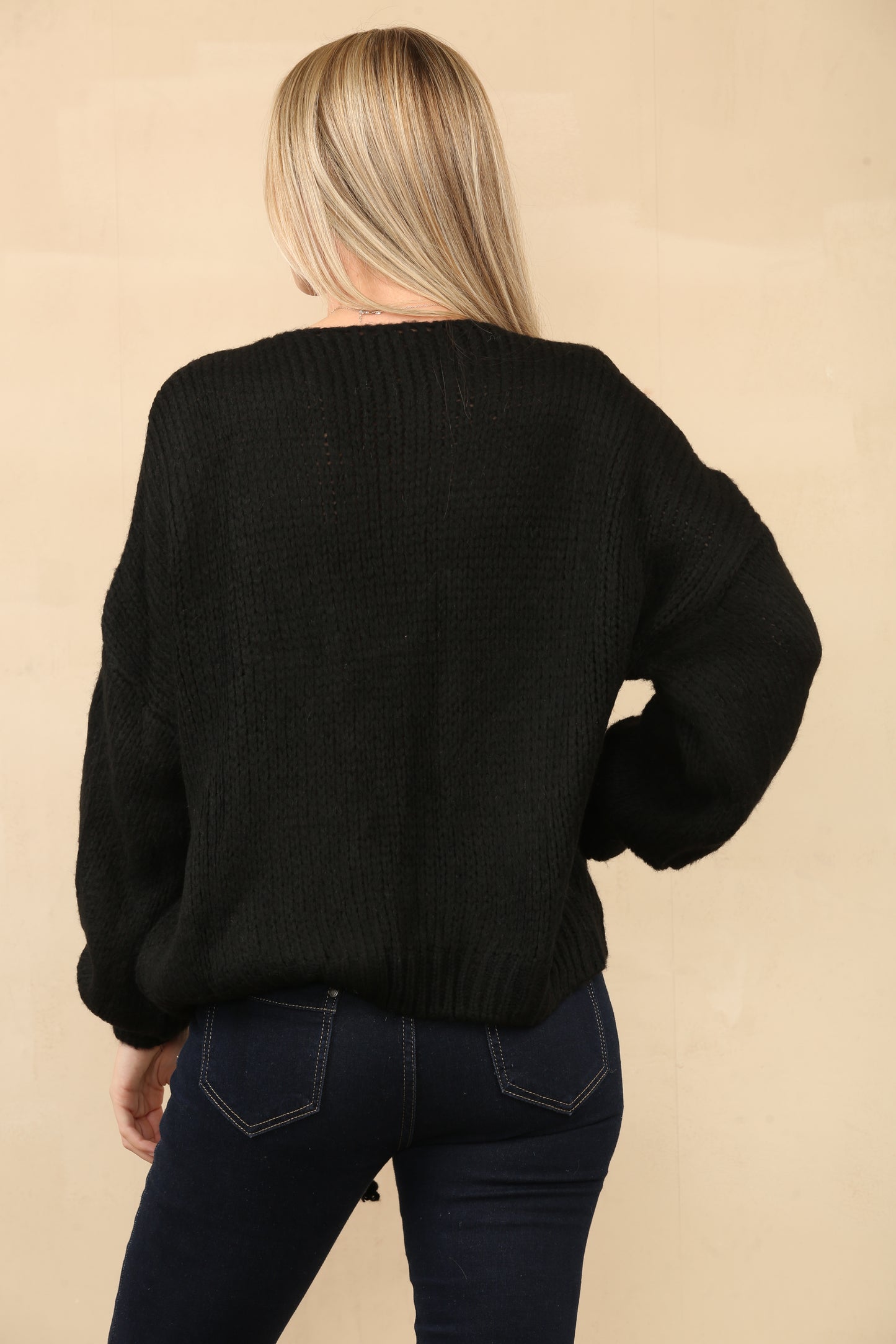 Pull en tricot confortable avec des fermetures à nouer sur le devant accrocheuses, avec une coupe décontractée et une texture épaisse et douce pour un look chic et confortable sans effort. Ref-24557