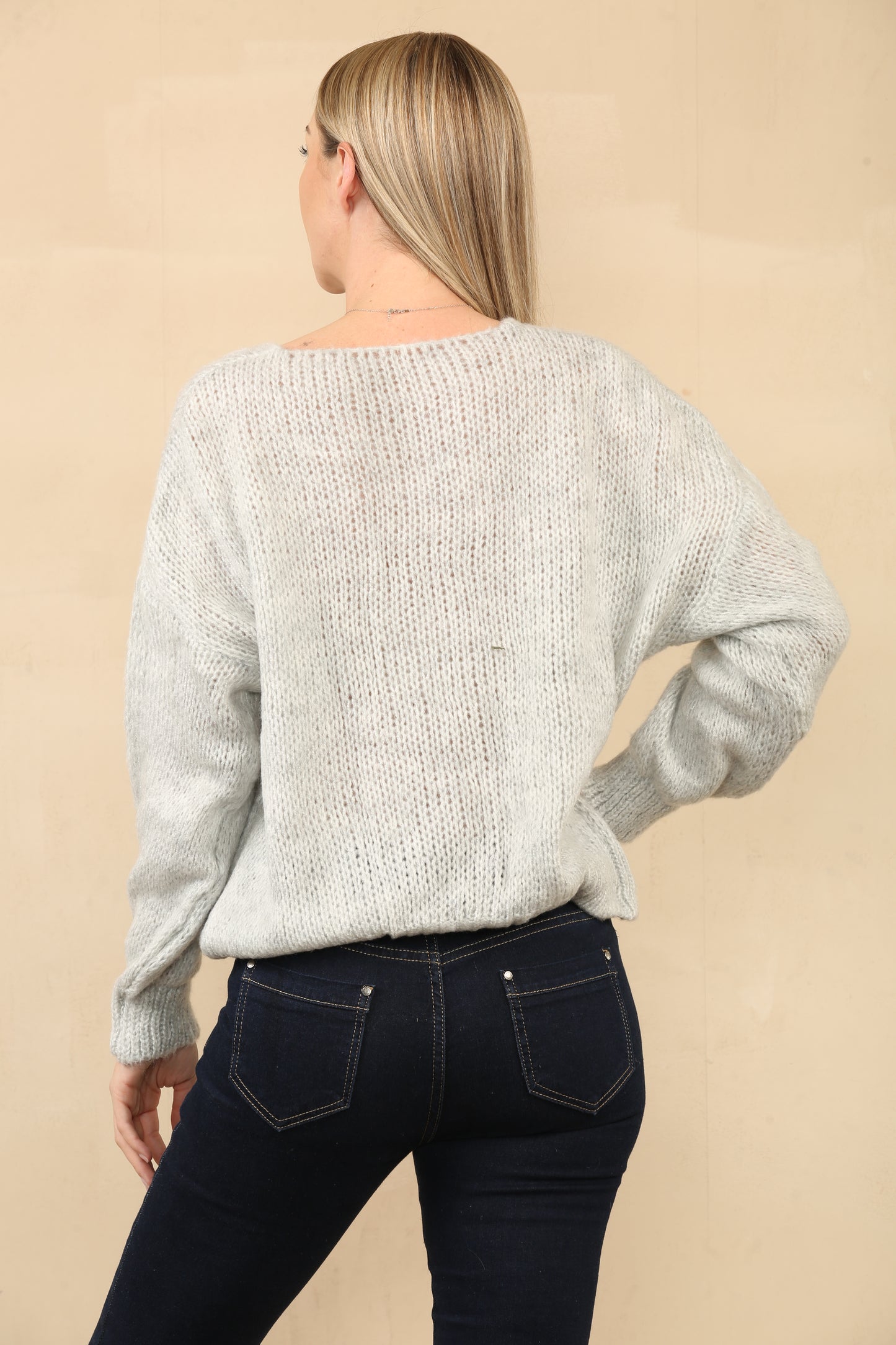 Pull en tricot confortable avec des fermetures à nouer sur le devant accrocheuses, avec une coupe décontractée et une texture épaisse et douce pour un look chic et confortable sans effort. Ref-24557