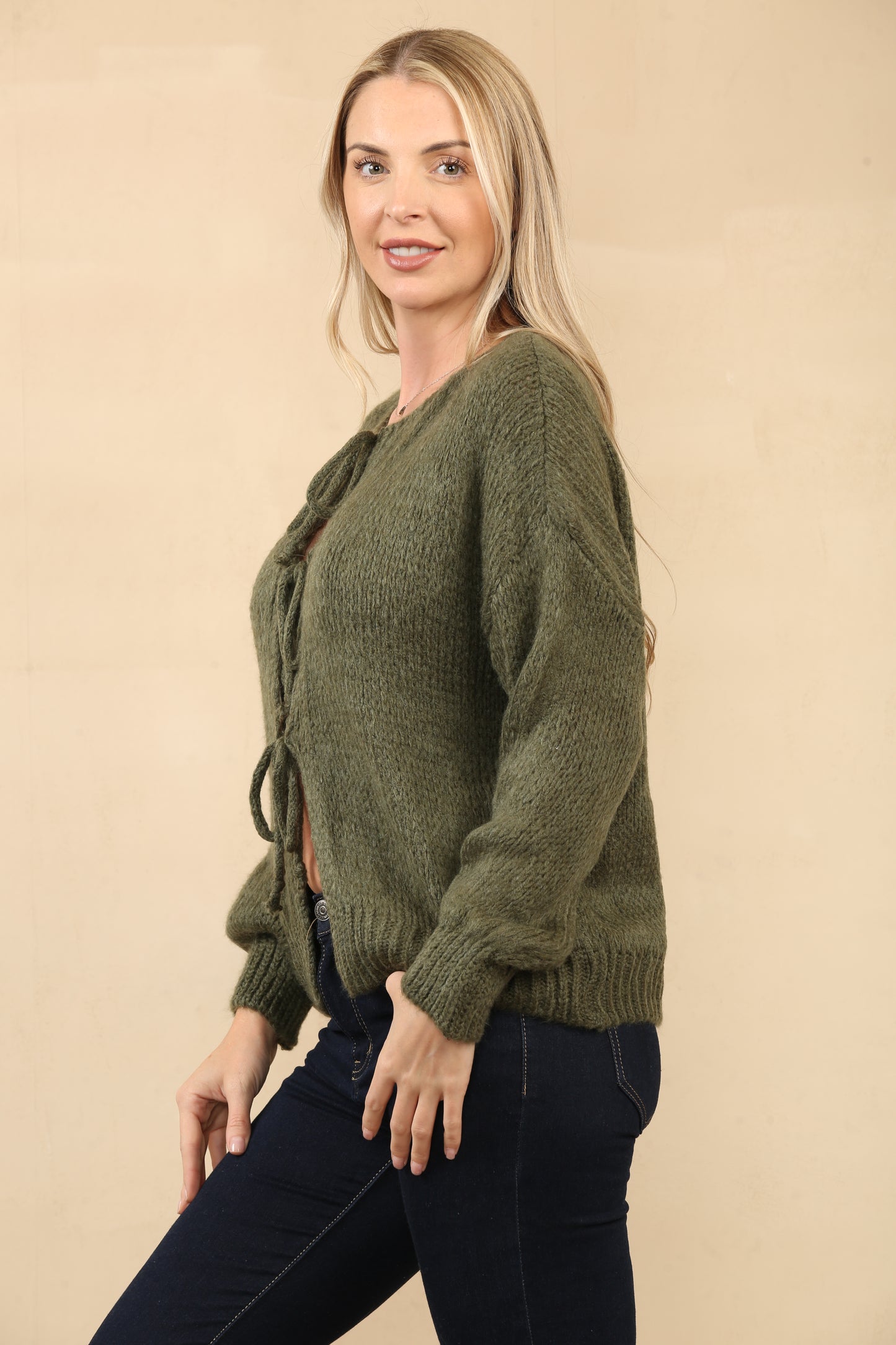 Pull en tricot confortable avec des fermetures à nouer sur le devant accrocheuses, avec une coupe décontractée et une texture épaisse et douce pour un look chic et confortable sans effort. Ref-24557