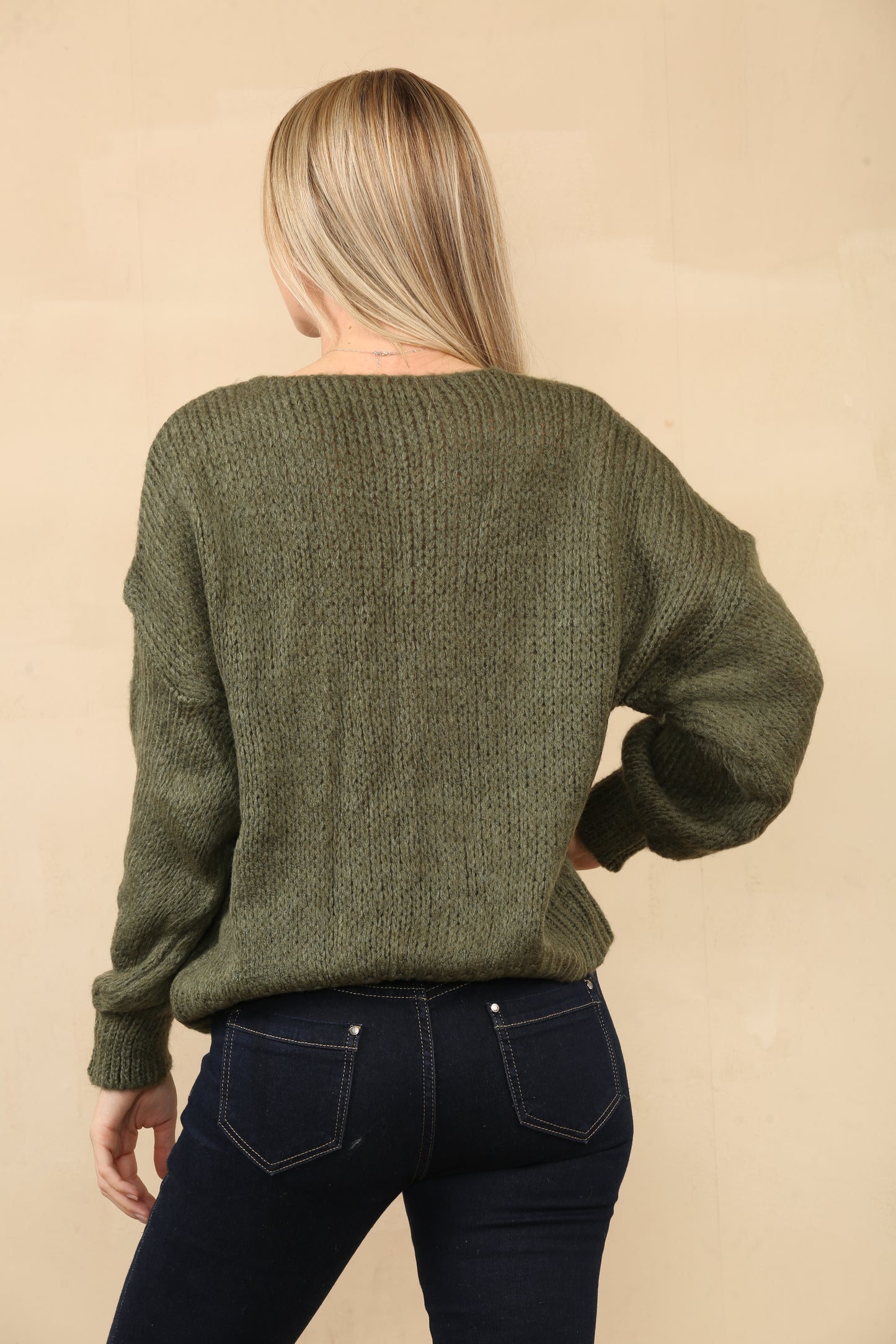 Pull en tricot confortable avec des fermetures à nouer sur le devant accrocheuses, avec une coupe décontractée et une texture épaisse et douce pour un look chic et confortable sans effort. Ref-24557