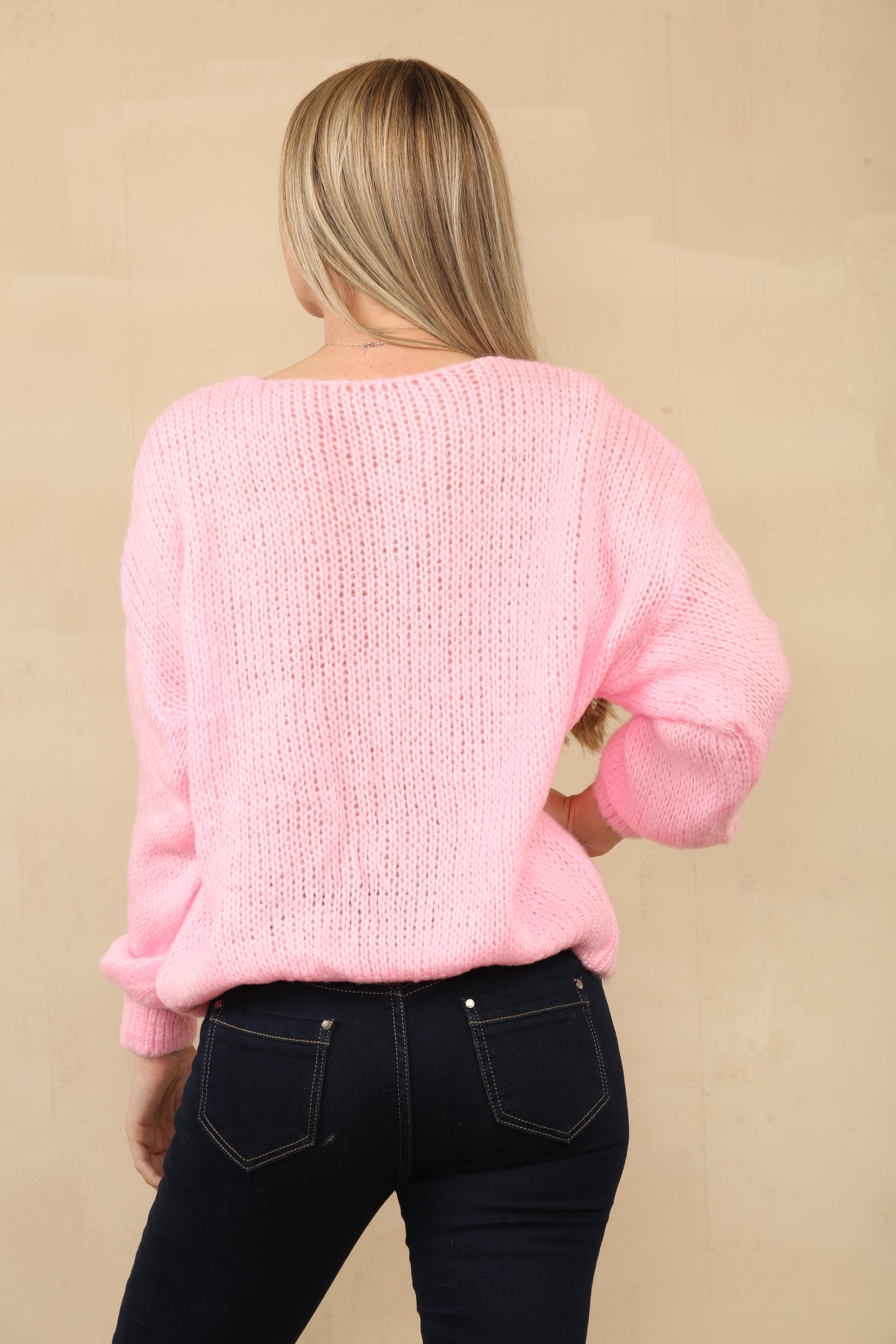 Pull en tricot confortable avec des fermetures à nouer sur le devant accrocheuses, avec une coupe décontractée et une texture épaisse et douce pour un look chic et confortable sans effort. Ref-24557