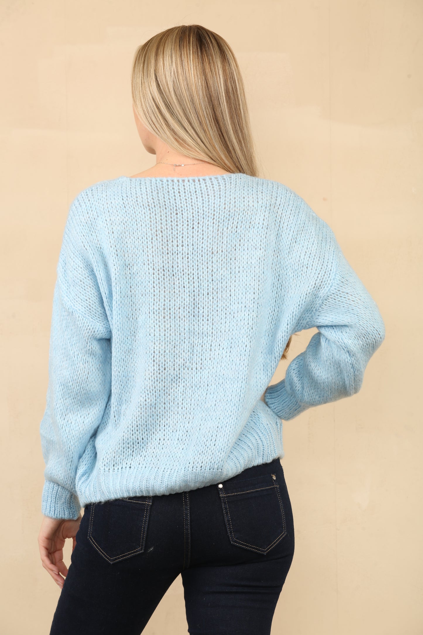 Pull en tricot confortable avec des fermetures à nouer sur le devant accrocheuses, avec une coupe décontractée et une texture épaisse et douce pour un look chic et confortable sans effort. Ref-24557