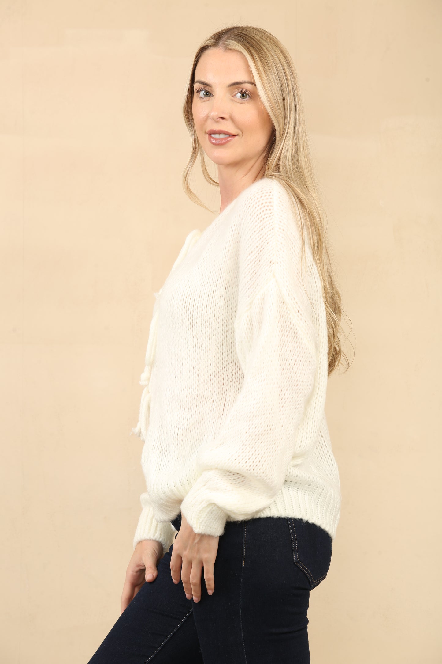 Pull en tricot confortable avec des fermetures à nouer sur le devant accrocheuses, avec une coupe décontractée et une texture épaisse et douce pour un look chic et confortable sans effort. Ref-24557