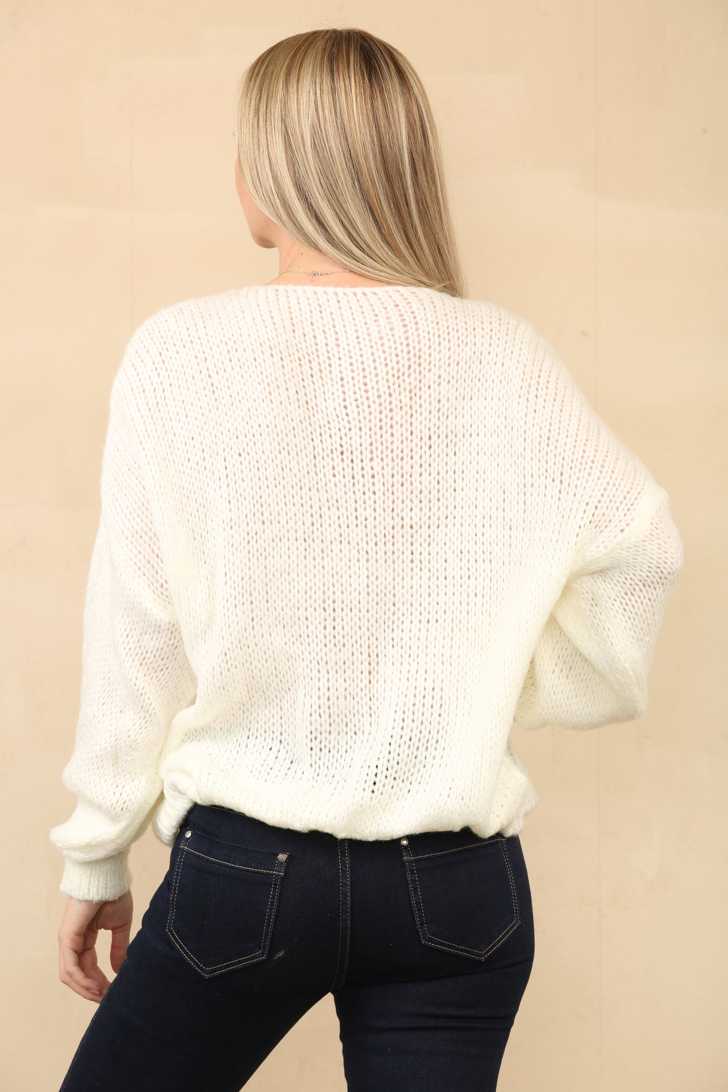 Pull en tricot confortable avec des fermetures à nouer sur le devant accrocheuses, avec une coupe décontractée et une texture épaisse et douce pour un look chic et confortable sans effort. Ref-24557