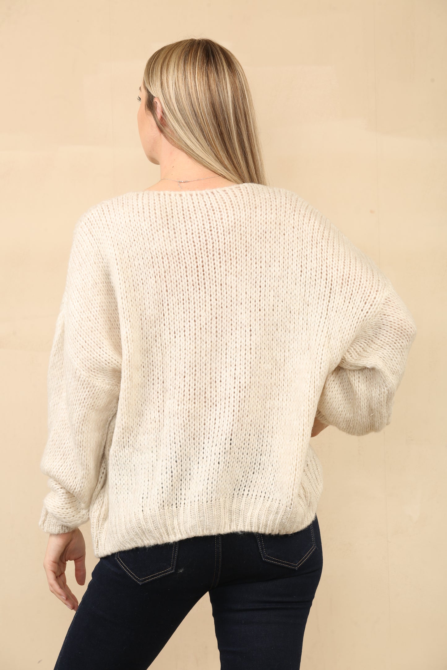 Pull en tricot confortable avec des fermetures à nouer sur le devant accrocheuses, avec une coupe décontractée et une texture épaisse et douce pour un look chic et confortable sans effort. Ref-24557